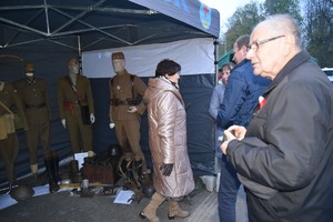 Policjant podczas prezentowania swoich zbiorów zarówno osobom starszym jak i dzieciom oraz młodzieży