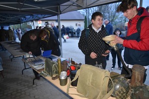 Policjant podczas prezentowania swoich zbiorów zarówno osobom starszym jak i dzieciom oraz młodzieży