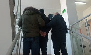 Zatrzymany mężczyzna, który przewoził narkotyki doprowadzany do Komendy Policji w Przeworsku