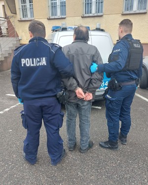 Policjanci podczas doprowadzania osoby zatrzymanej