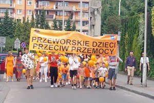 Przemarsz dzieci z Przeworskich szkół ulicami miasta z pomarańczowymi balonikami