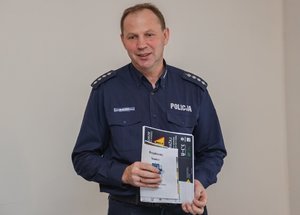 Spotkanie profilaktyczne przeworskiego policjanta z członkami przeworskiego koła Polskiego Związku Niewidomych