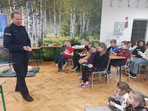 Policjanci podczas prowadzenie prelekcji z dziećmi