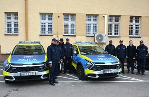 Wspólne pamiątkowe zdjęcie Komendantów oraz osób zaproszonych na uroczystości związaną z przekazaniem dwóch Kie Sportage