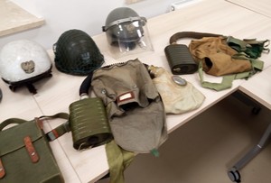 hełmy policyjne, menażki oraz plecaki wojskowe z okresu stanu wojennego