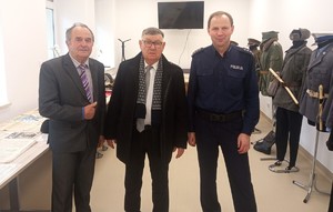 Wspólne zdjęcia policjanta z uczestnikami wystawy