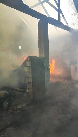 Zdjęcie środka płonącego budynku gospodarczego