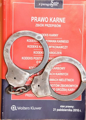 Kodeks karny a na nim położne kajdanki