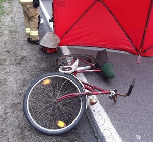 Zdjęcie rowera który lezy na drodze