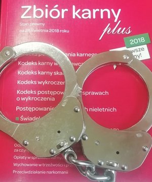 Kodeks karnyy a na nim położone kajdanki