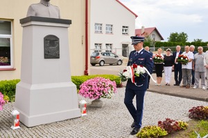 Złożenie kwiatów pod pomnikiem gen. Antoniego Chruściela – dowódcy Powstania Warszawskiego.
