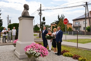 Złożenie kwiatów pod pomnikiem gen. Antoniego Chruściela – dowódcy Powstania Warszawskiego.