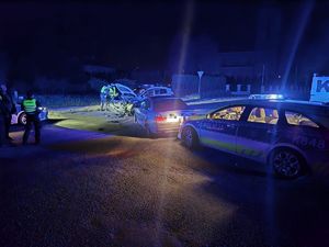 Miejsce zdarzenia i uszkodzenia dwóch radiowozów oraz pojazdu bmw