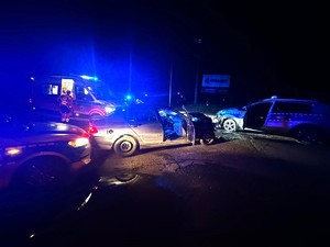 Miejsce zdarzenia i uszkodzenia dwóch radiowozów oraz pojazdu bmw