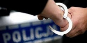 Kajdanki założone na ręce