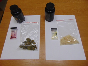 znalezione u mężczyzny substancje zabronione, tj. marihuana oraz mefedron