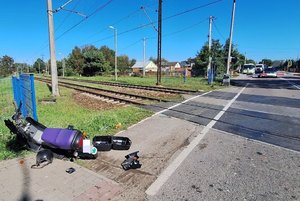 Miejsce zdarzenia drogowego i uszkodzony motorower