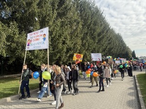 Policjanci uczestniczą w marszu przeciwko krzywdzeniu dzieci