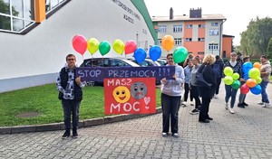 Policjanci uczestniczą w marszu przeciwko krzywdzeniu dzieci