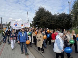 Policjanci uczestniczą w marszu przeciwko krzywdzeniu dzieci