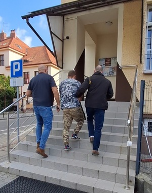 Sprawcy kradzieży rozbójniczej doprowadzani do komendy