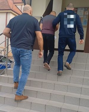 Sprawcy kradzieży rozbójniczej doprowadzani do komendy