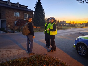 Policjanci rozdają odblaski