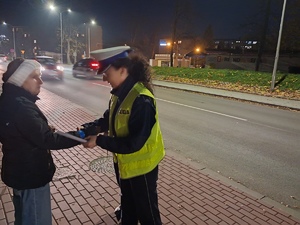 Policjanci rozdają odblaski