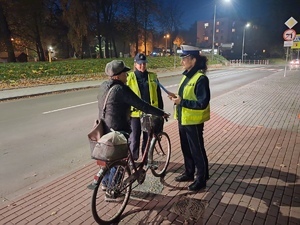Policjanci rozdają odblaski