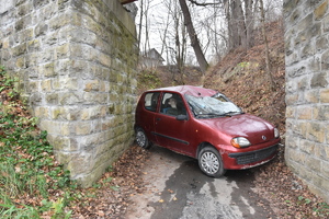 Miejsce zdarzenia pojazd dachowała i znajduje się na boku