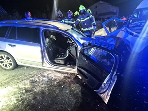 Miejsce zdarzenia drogowego oraz uszkodzone pojazdy skoda i volkswagen