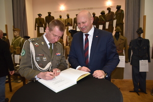 Wystawa umundurowania i wyposażenia Żołnierzy Polskich podczas uroczystych obchodów "Dnia Żołnierzy Wyklętych" w Grzęsce