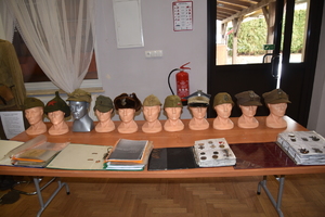 Wystawa umundurowania i wyposażenia Żołnierzy Polskich podczas uroczystych obchodów "Dnia Żołnierzy Wyklętych" w Grzęsce