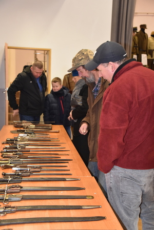 Wystawa umundurowania i wyposażenia Żołnierzy Polskich podczas uroczystych obchodów "Dnia Żołnierzy Wyklętych" w Grzęsce