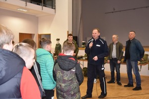 Policjant podczas pokazu mundurów wojskowych i profilaktyki z młodzież