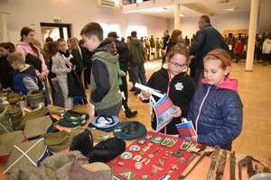 Policjant podczas pokazu mundurów wojskowych i profilaktyki z młodzież