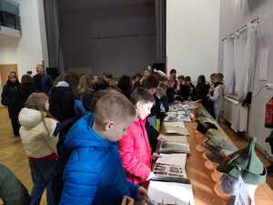 Policjant podczas pokazu mundurów wojskowych i profilaktyki z młodzież