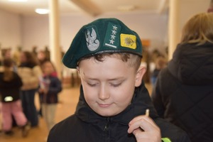 Policjant podczas pokazu mundurów wojskowych i profilaktyki z młodzież