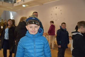 Policjant podczas pokazu mundurów wojskowych i profilaktyki z młodzież