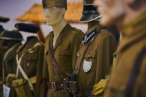 Policjant podczas pokazu mundurów wojskowych i profilaktyki z młodzież