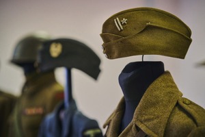 Policjant podczas pokazu mundurów wojskowych i profilaktyki z młodzież