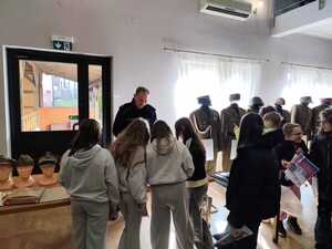 Policjant podczas pokazu mundurów wojskowych i profilaktyki z młodzież