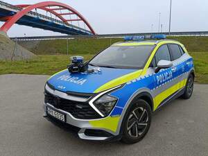 alcosensor na tle radiowozu