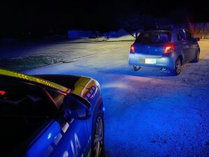 Oznakowany radiowóz orz zatrzymana Toyota za przekroczenie prędkości