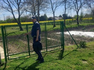 Dzielnicowi sprawdzają ogródki działkowe w ramach prowadzonych działań "Bezpieczny Ogród"