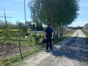 Dzielnicowi sprawdzają ogródki działkowe w ramach prowadzonych działań "Bezpieczny Ogród"