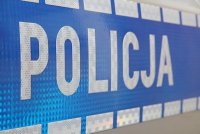 Na pis POLICJA umieszczony na bocznych drzwiach radiowozu.