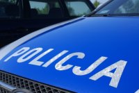 Napis POLICJA znajdujący się na masce radiowozu.