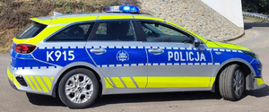 Na zdjęciu widać radiowóz oznakowany na tle betonowego mostu.