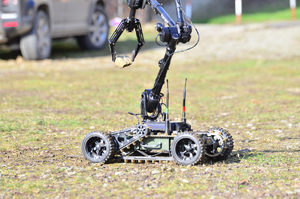 Na zdjęciu widać policjantów z grupy kontrterrorystycznej z Rzeszowa podczas ćwiczeń w Sanoku. Policjanci są wyposażeni w sprzęt specjalistyczny. Widać również nieumundurowanych policjantów sanockiego wydziału kryminalnego. Przemieszczają się z pistoletami w rękach udzielając sobie wzajemnej asysty.